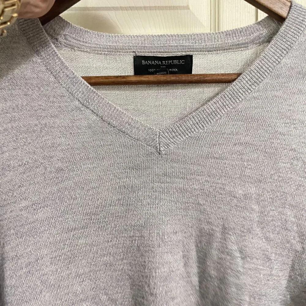 Banana Republic Men's Gray 100% Merino Wool Ribbed Trim Vneck Sweater Medium